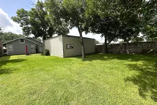 129 E Crockett St, La Grange, TX 78945 - Photo 14