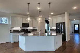 201 Water Grass Trl, Clute, TX 77531 - Photo 2