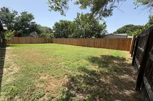 1009 Bowie St, Lockhart, TX 78644 - Photo 6
