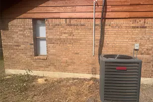 1009 Bowie St, Lockhart, TX 78644 - Photo 4