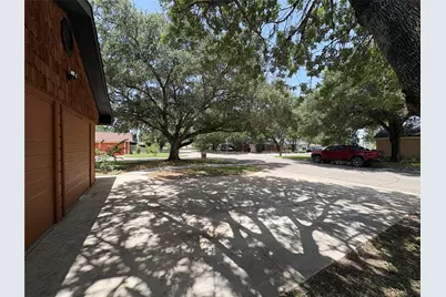 1009 Bowie Street, Lockhart, TX 78644 - Photo 2