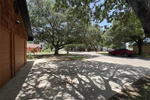 1009 Bowie St, Lockhart, TX 78644 - Photo 2