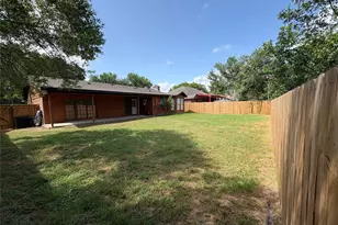 1009 Bowie St, Lockhart, TX 78644 - Photo 10