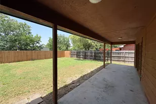 1009 Bowie St, Lockhart, TX 78644 - Photo 8