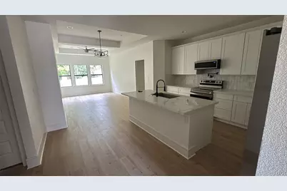 1061 N Navarro Street, Giddings, TX 78942 - Photo 2