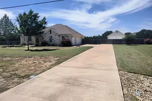 213 Dawn Dr, Liberty Hill, TX 78642 - Photo 2