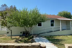 823 Monterrey St, Lockhart, TX 78644 - Photo 4