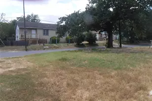 310 Houston St, Elgin, TX 78621 - Photo 4