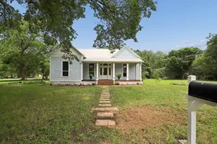 306 Rivers St, Smithville, TX 78957 - Photo 2