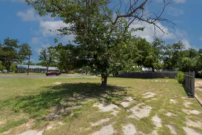 611 N Llano Street, Fredericksburg, TX 78624 - Photo 12