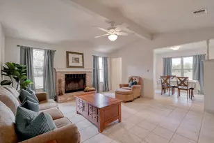 185 E Broken Tree Ln, Smithville, TX 78957 - Photo 8