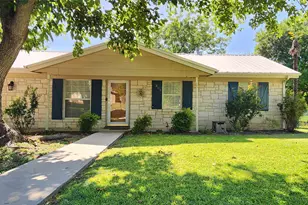 302 Julie St, Burnet, TX 78611 - Photo 2