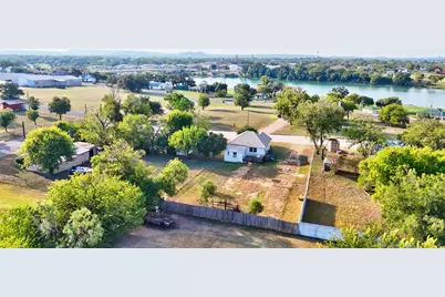 305 Tarrant Street, Llano, TX 78643 - Photo 14