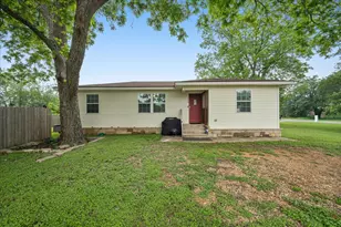 608 Washington St, Smithville, TX 78957 - Photo 4