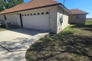 1019 San Jacinto St, Lockhart, TX 78644 - Photo 24