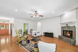 307 W 4th St, Elgin, TX 78621 - Photo 8