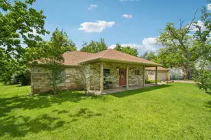 307 W 4th St, Elgin, TX 78621 - Photo 2