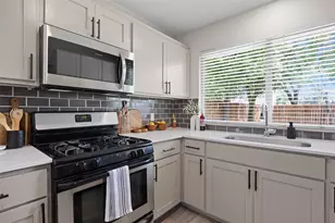 704 Buckingham Pl, Austin, TX 78745 - Photo 8