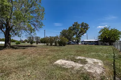 300 Blackjack Street, Lockhart, TX 78644 - Photo 14