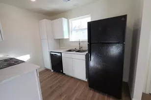 2002 W 2nd St, Taylor, TX 76574 - Photo 12