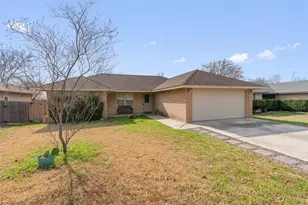 2054 Bentwood Dr, New Braunfels, TX 78130 - Photo 2