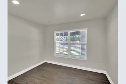 404 Carlos G Parker Boulevard NW, Taylor, TX 76574 - Photo 20