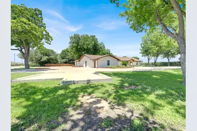 404 Carlos G Parker Boulevard NW, Taylor, TX 76574 - Photo 4