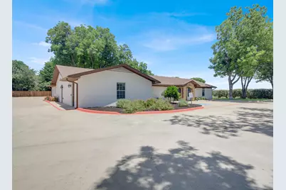 404 Carlos G Parker Boulevard NW, Taylor, TX 76574 - Photo 4
