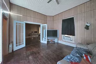 107 S Crockett Ave, Cameron, TX 76520 - Photo 2