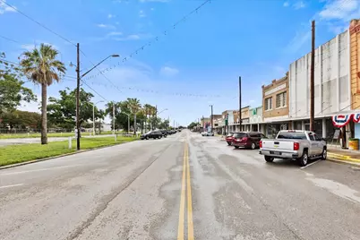 521 E Davis Street, Luling, TX 78648 - Photo 22