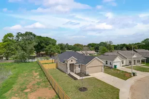 117 Callie St, Smithville, TX 78957 - Photo 2