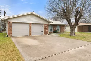 2204 Smith Ave, Taylor, TX 76574 - Photo 2