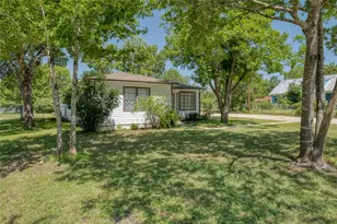 511 Sloan St, Taylor, TX 76574 - Photo 2