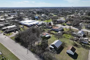 639 N Manse Ave, Giddings, TX 78942 - Photo 8