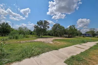 107 N Robinson Street, Taylor, TX 76574 - Photo 2