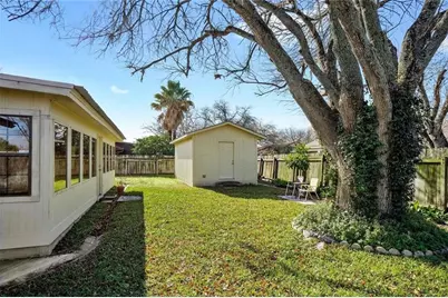 813 S Guadalupe Street, Lockhart, TX 78644 - Photo 26