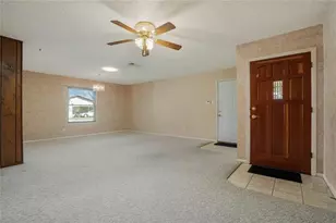 813 S Guadalupe St, Lockhart, TX 78644 - Photo 4