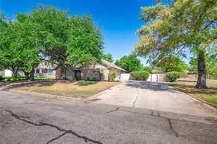 1710 Oaklawn Dr, Taylor, TX 76574 - Photo 2