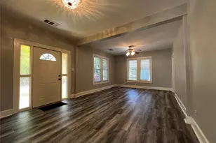 810 Cecelia St, Taylor, TX 76574 - Photo 8