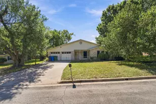 2105 Mildred Dr, Taylor, TX 76574 - Photo 4