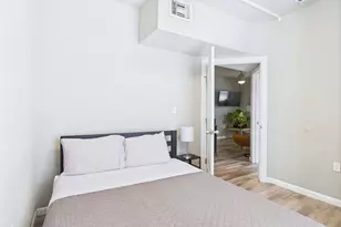 911 W 22nd St, Austin, TX 78705 - Photo 12