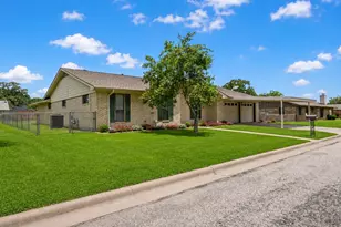 487 Edgewood Ave, Giddings, TX 78942 - Photo 4