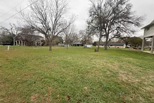 112 Lake Forrest Dr, Seguin, TX 78155 - Photo 2