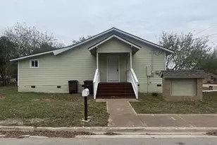 823 Monterrey St, Lockhart, TX 78644 - Photo 2