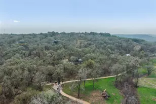 601 Country Club Ct, La Grange, TX 78945 - Photo 2