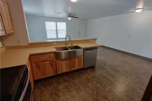 702 W 6th St, Taylor, TX 76574 - Photo 6