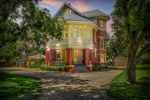 1220 W Lake Dr, Taylor, TX 76574 - Photo 1