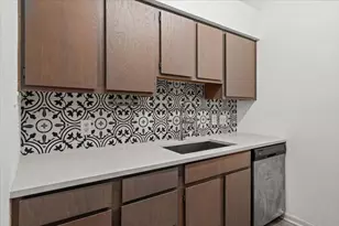 1705 Crossing Pl, Austin, TX 78741 - Photo 10