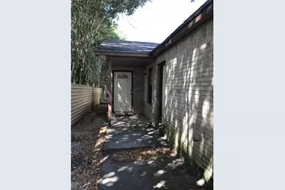 1303 N Bishop, San Marcos, TX 78666 - Photo 2
