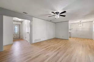 704 Brookwood Cir, Taylor, TX 76574 - Photo 8